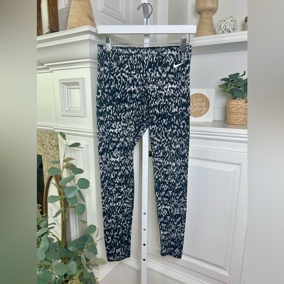 Nike Pants - Nike Printed Leggings in Black, Gray, and White Size Medium